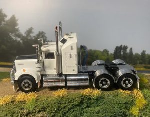 1:50 Scale Kenworth W900 Truck - White with Black Chassis