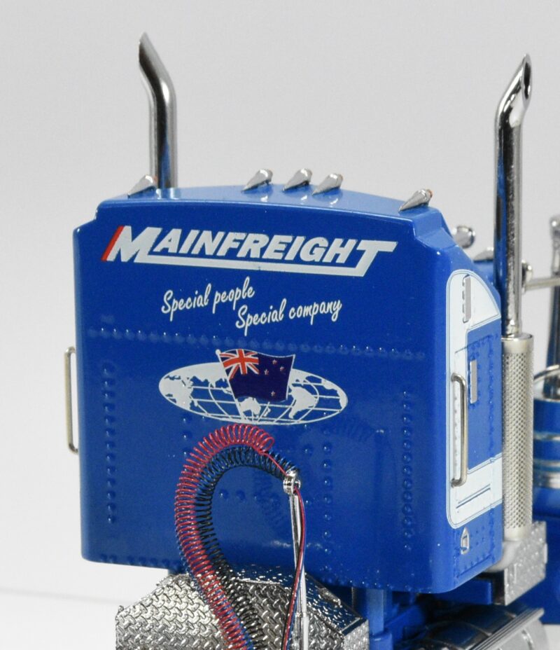 1:50 Scale Kenworth W900 SAR Truck - Mainfreight with Chrome Wheels - Image 3