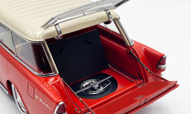 1:18 Scale 1955 Chevrolet Bel Air Nomad - Gypsy Red and Shoreline Beige - Image 2