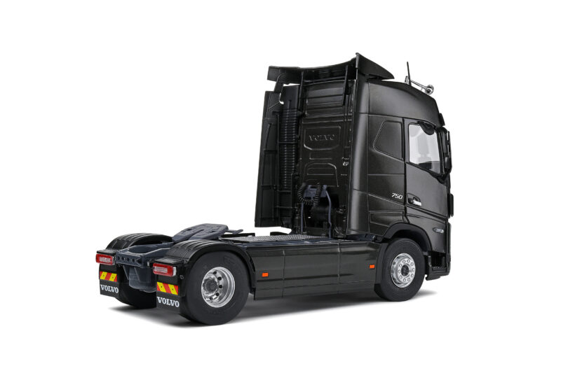 1:24 Scale Volvo FH16 Globetrotter XL Truck - Black Metallic - Image 2