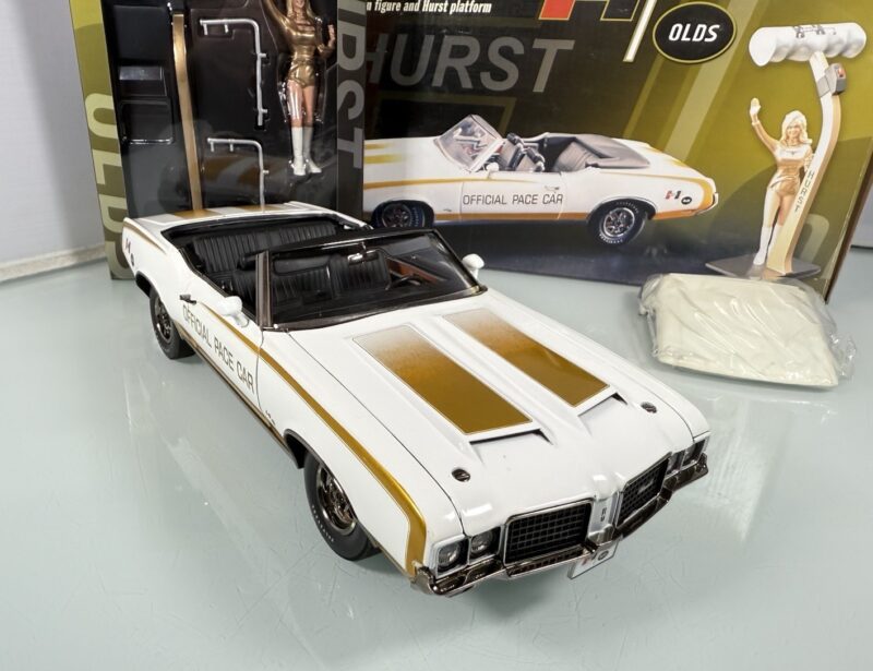 1:18 Scale 1972 Hurst Oldsmobile Pace Car Linda Vaughn Figurine Shifter