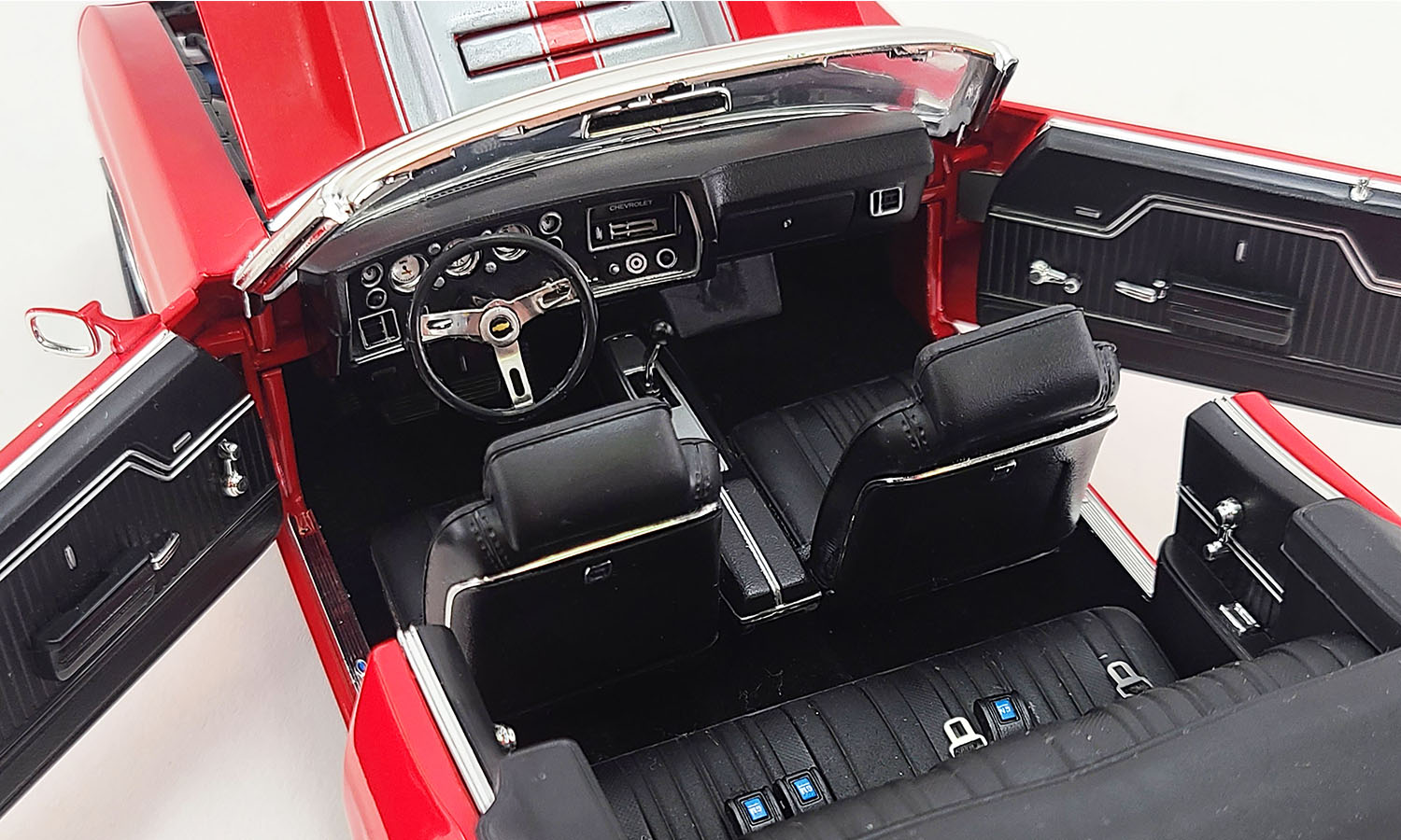 1:18 Scale 1970 Chevrolet Chevelle SS Convertible Restomod - Red - Image 3