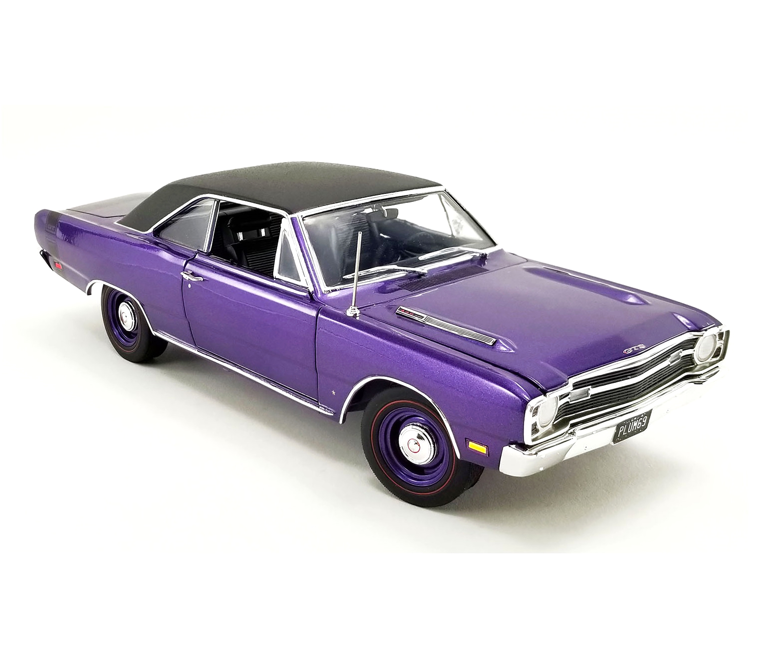 1:18 Scale 1969 Dodge Dart GTS 440 with Vinyl Top - Violet Purple