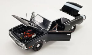 1:18 Scale 1970 Dodge Dart Swinger 340 - Vinyl Top
