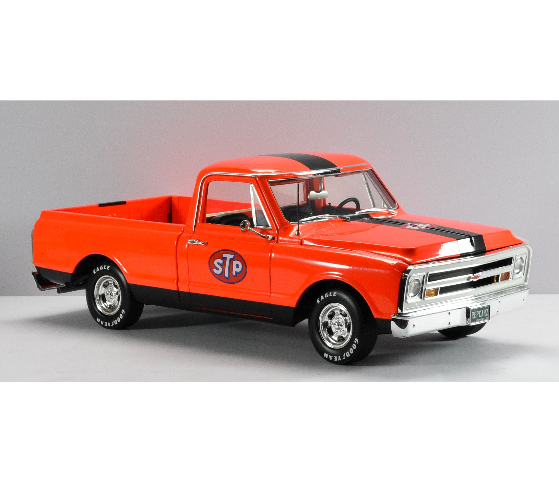 1:18 Scale 1968 Chevrolet C-10 Pick Up - STP Racing - Image 3