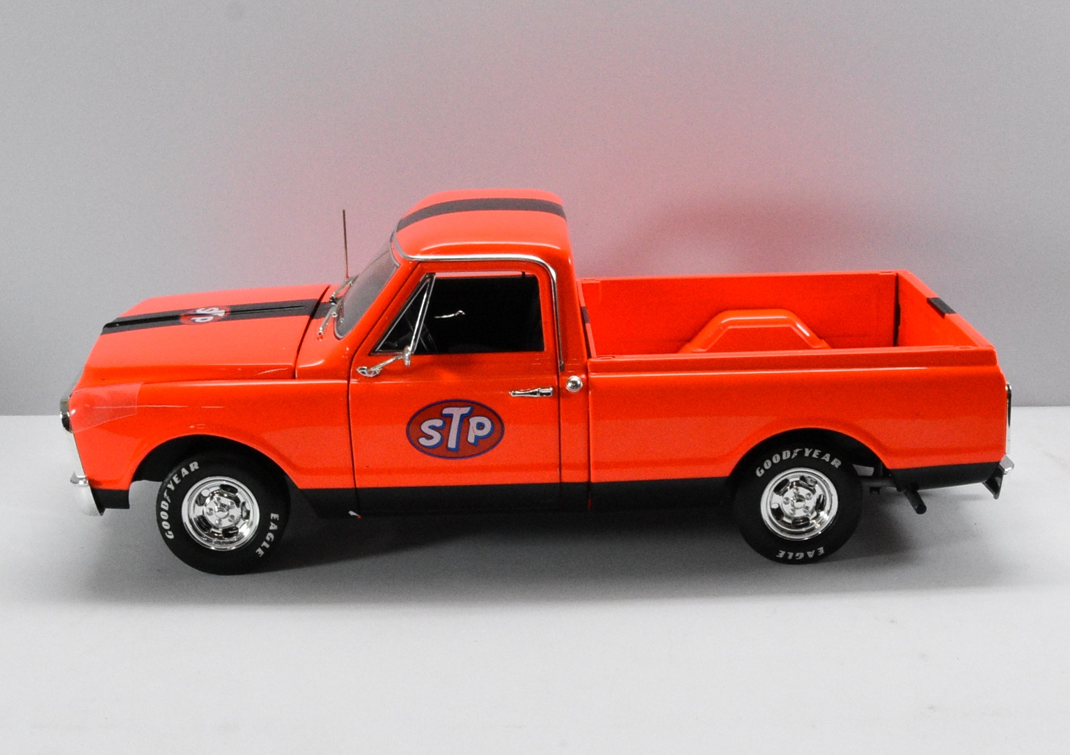 1:18 Scale 1968 Chevrolet C-10 Pick Up - STP Racing - Image 2