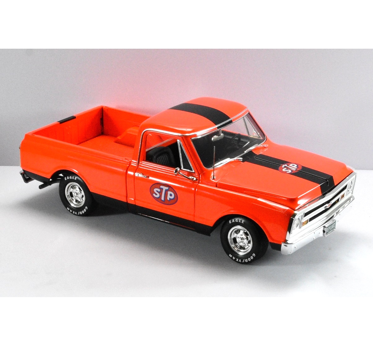 1:18 Scale 1968 Chevrolet C-10 Pick Up - STP Racing