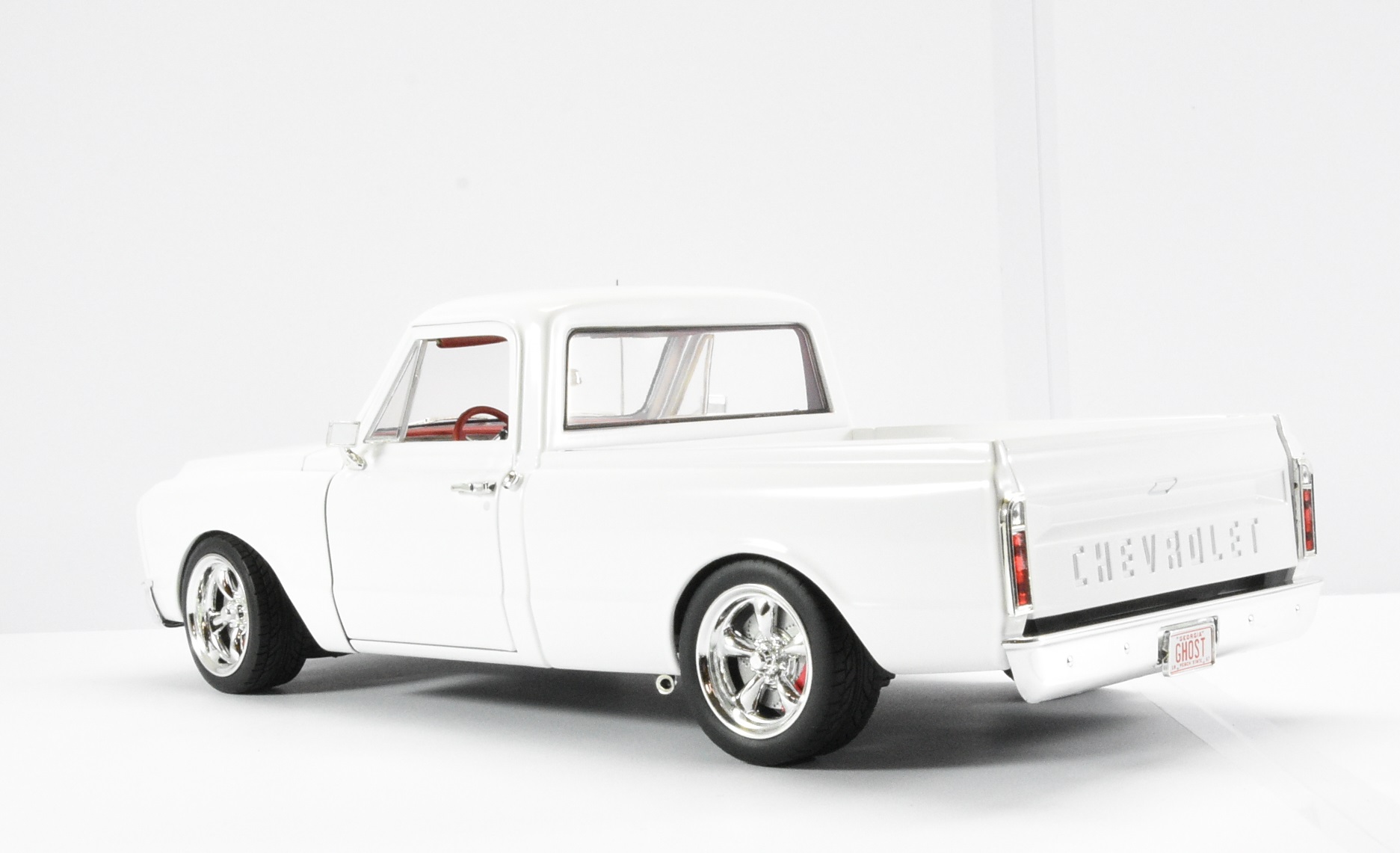 1:18 Scale 1967 Chevrolet C10 Pick Up White