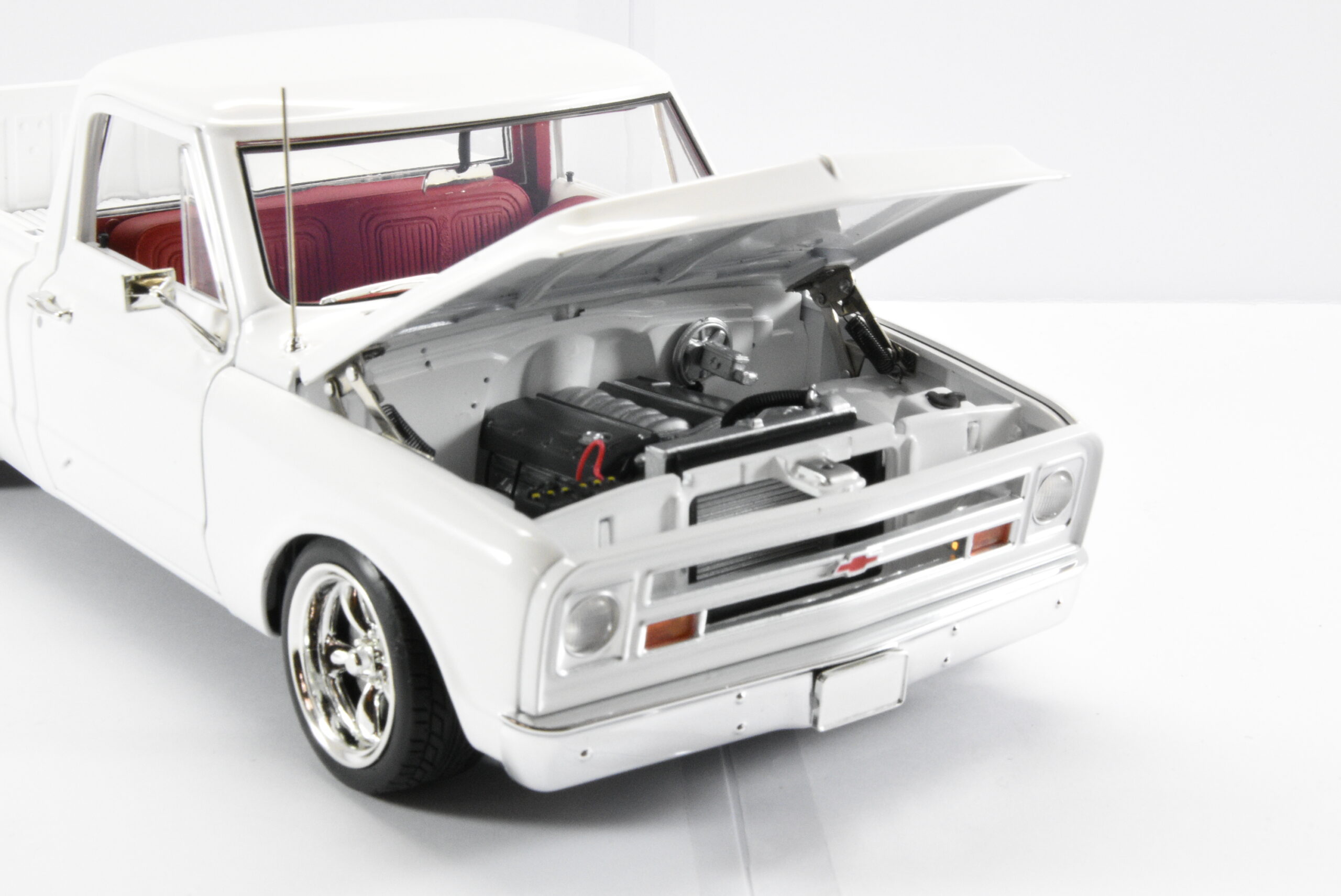 1:18 Scale 1967 Chevrolet C10 Pick Up White