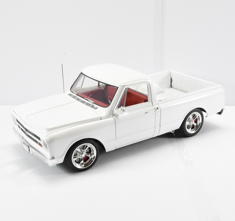1:18 Scale 1967 Chevrolet C10 Pick Up White